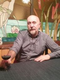 Renato Baracco con bicchiere di vino rosso